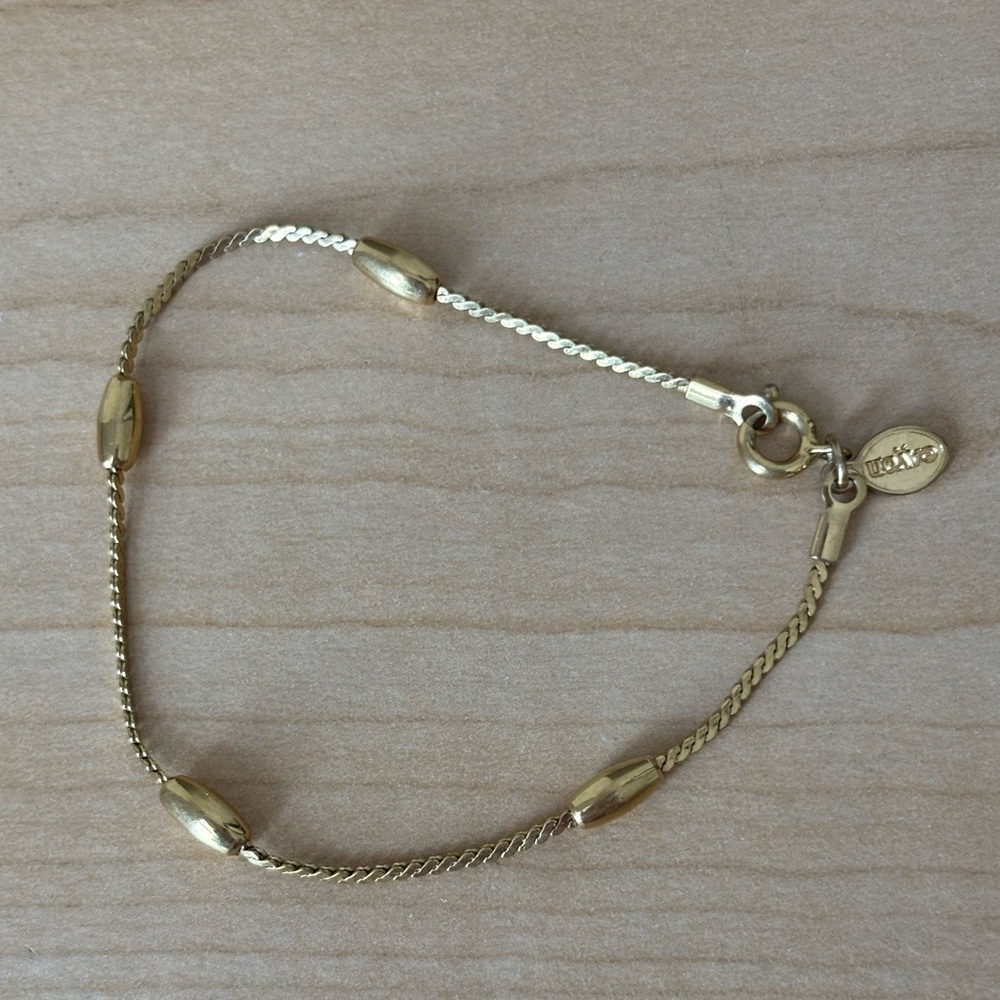 Vintage Avon Gold Tone Bracelet/ fits wrist 6 in/ very good condition/ stations